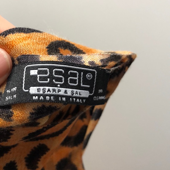 Woman leopard color silk scarf - Picture 5 of 5